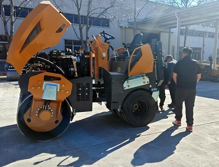 3月18日，哈薩克斯坦客戶來(lái)廠體驗(yàn)考察5噸膠輪壓路機(jī)